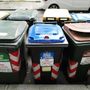 Foto d'archivio di cassonetti della raccolta differenziata