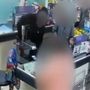 Rapinatore minaccia la cassiera con un paio di forbici: arrestato nel parcheggio del supermercato