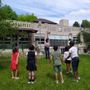 La scuola Chagall nel mirino degli incivili che abbandonano bottiglie nel giardino