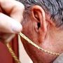 Il malvivente ha rubato una collana a un anziano Il malvivente ha rubato una collana a un anziano