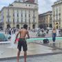 I ragazzi festeggiano la fine della scuola in piazza Castello