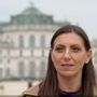 L'esponente di AVS Valentina Cera e sullo sfondo la Palazzina di Stupinigi