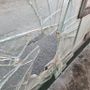 Vandali in azione ad Orbassano, distrutta la pensilina del bus in circonvallazione