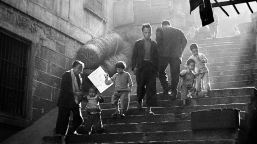 Fan Ho a Palazzo Barolo: oltre cento scatti raccontano la Hong Kong del fotografo cinese Fan Ho a Palazzo Barolo: oltre cento scatti raccontano la Hong Kong del fotografo cinese