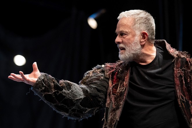 Classici, nuove voci e sfide contemporanee: il Teatro Stabile fa 70 anni e ci insegna a &quot;Essere umani&quot;