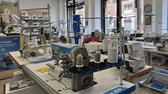 GDG del Giudice: a Torino il punto di riferimento per le macchine da cucire, dalla vendita alla riparazione, fino ai novi corsi di cucito professionale GDG del Giudice: a Torino il punto di riferimento per le macchine da cucire, dalla vendita alla riparazione, fino ai novi corsi di cucito professionale