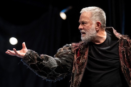 Classici, nuove voci e sfide contemporanee: il Teatro Stabile fa 70 anni e ci insegna a &quot;Essere umani&quot;