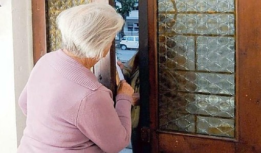 Derubano un'anziana con la tecnica del falso carabiniere: arrestate due persone in corso Casale