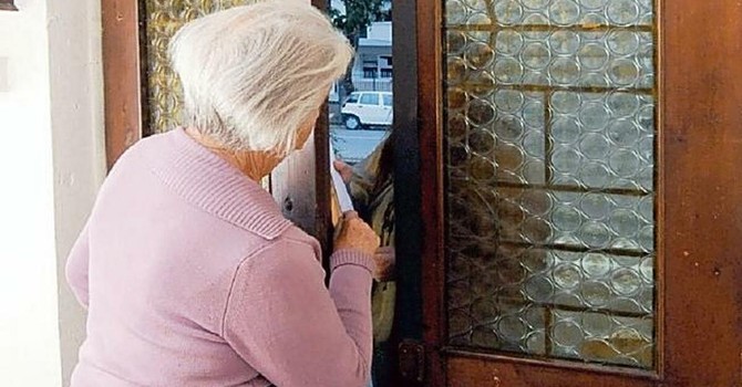 Derubano un'anziana con la tecnica del falso carabiniere: arrestate due persone in corso Casale