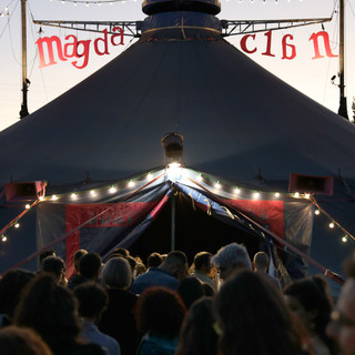 Il tendone del Magdaclan. Foto di Alessandro Ruggeri