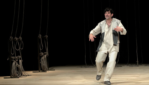 Il Teatro Stabile apre la stagione con "Lu santo jullare Francesco" di Dario Fo e Franca Rame Il Teatro Stabile apre la stagione con "Lu santo jullare Francesco" di Dario Fo e Franca Rame