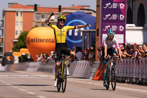 L'arrivo sul traguardo di Pinerolo