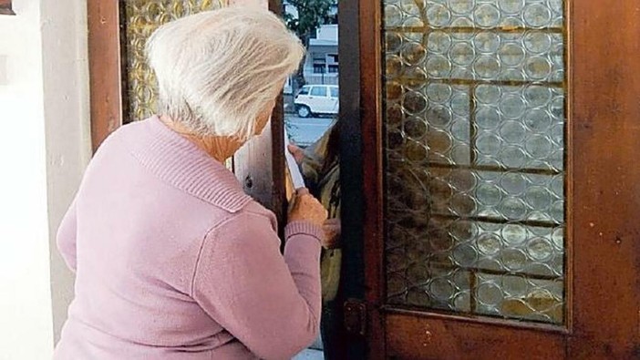 Derubano un'anziana con la tecnica del falso carabiniere: arrestate due persone in corso Casale