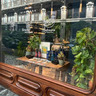 In Galleria Subalpina apre Dispensa: hub del gusto firmato Compagnia dei Caraibi