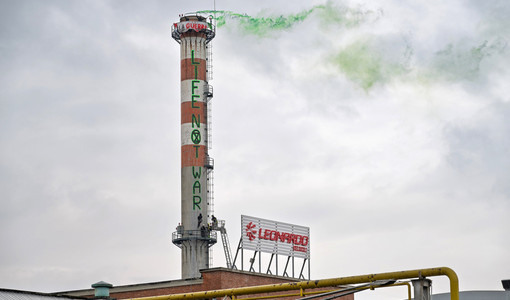 La scritta lungo la ciminiera La scritta lungo la ciminiera