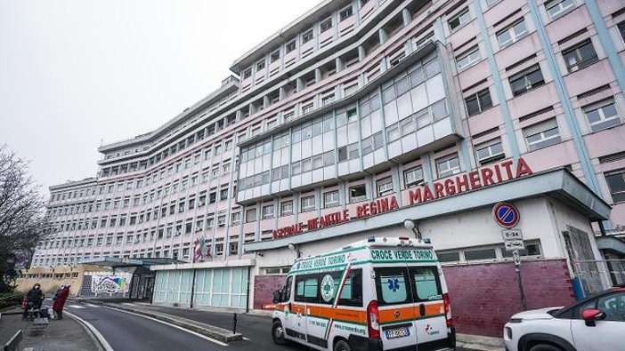 Bambina di otto anni precipita sulle rampe di un garage: è in gravi condizioni