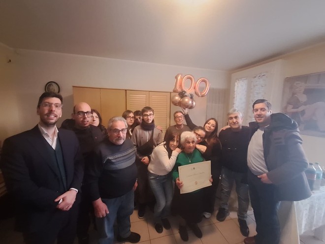 Cento candeline in via Lauro Rossi: Barriera festeggia nonna Maria Concetta