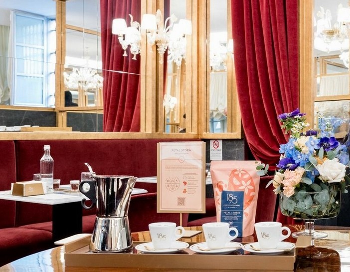 Sinatra-Lavazza: se il caffè d'essai si beve in profumeria Sinatra-Lavazza: se il caffè d'essai si beve in profumeria