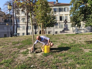 Enrico si prende cura dei giardini del Borgo Nuovo