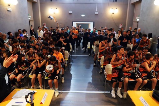 I giovani della Pallacanestro Grugliasco presenti in Consiglio comunale
