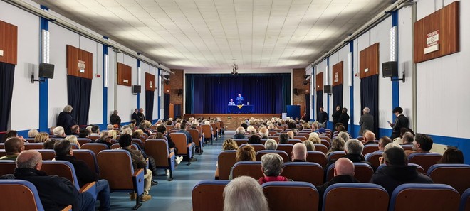 Un momento dell'incontro al teatro San Barnaba di Mirafiori sud Un momento dell'incontro al teatro San Barnaba di Mirafiori sud
