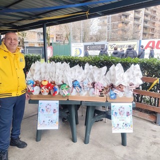 Il presidente Franco Mesiano con le uova benefiche