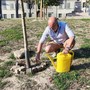 Enrico si prende cura dei giardini del Borgo Nuovo