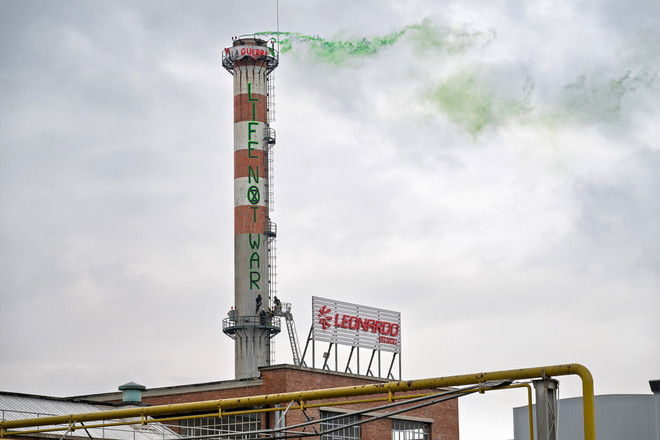 La scritta lungo la ciminiera La scritta lungo la ciminiera