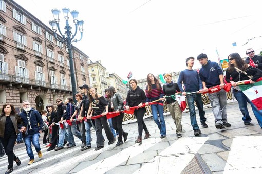 Scontri del Primo Maggio, Lo Russo condanna le violenze ma la destra lo contesta. In mattinata spintoni tra PD e comunisti