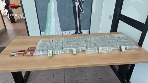 Spari nella notte e chili di droga nel Canavese: maxi-blitz all’alba, due arresti e sette denunce [VIDEO]