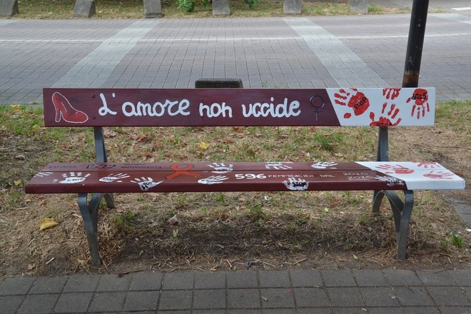 A Grugliasco panchine artistiche e sociali grazie ai giovani di Piazza Ragazzabile