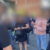 Tensioni di fronte a una scuola durante volantinaggio di Gioventù Nazionale Tensioni di fronte a una scuola durante volantinaggio di Gioventù Nazionale