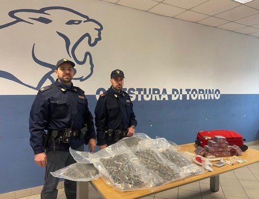 Trasportava 2 chili di droga e in casa ne aveva altri 9: arrestato