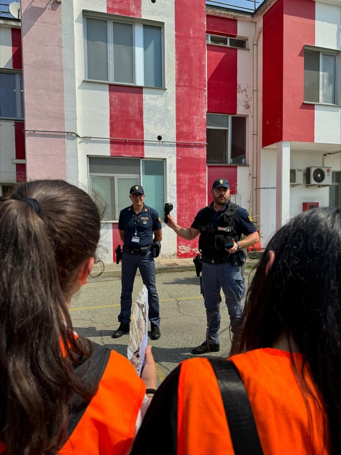 I ragazzi de "Il Nostro Pianeta ETS" in visita alla Polizia di Frontiera Area a Caselle I ragazzi de "Il Nostro Pianeta ETS" in visita alla Polizia di Frontiera Area a Caselle