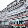 Bambina di otto anni precipita sulle rampe di un garage: è in gravi condizioni