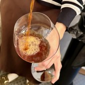 La tradizione giapponese del caffè in un calice di cristallo