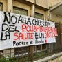La protesta davanti al poliambulatorio