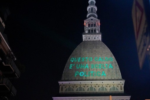 "Questo caldo è una scelta politica", lo slogan degli ambientalisti illumina la Mole