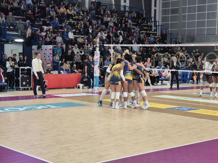 Volley A1/F: Bergamo passeggia al Pala Bus Company Volley A1/F: Bergamo passeggia al Pala Bus Company
