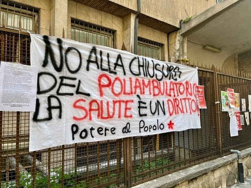 La protesta davanti al poliambulatorio