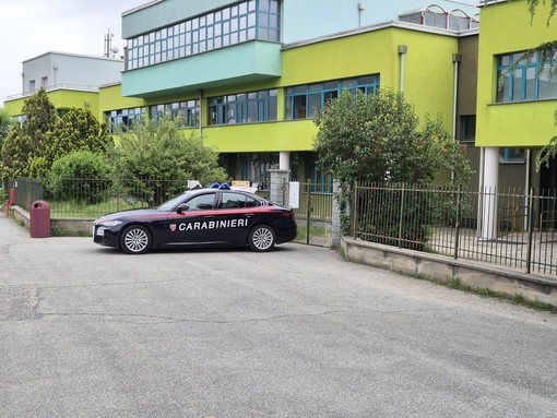 Estintore spruzzato in giro e registri in terra: vandali in azione alle medie di San Secondo