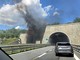 Un mezzo pesante in fiamme all’interno di una galleria dell’autostrada Torino-Savona [FOTO]