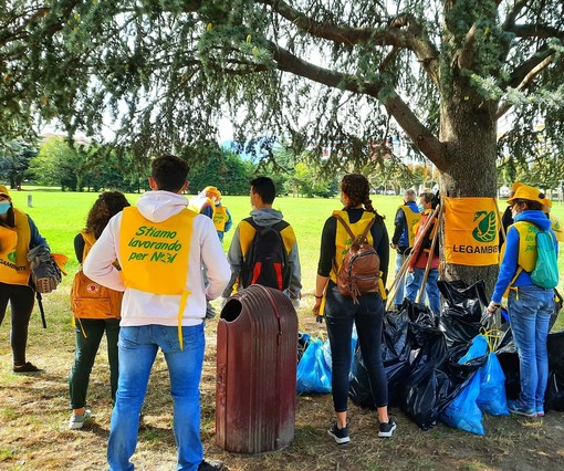 A Pinerolo si puliscono le zone attorno a Villa Prever con il circolo Legambiente A Pinerolo si puliscono le zone attorno a Villa Prever con il circolo Legambiente