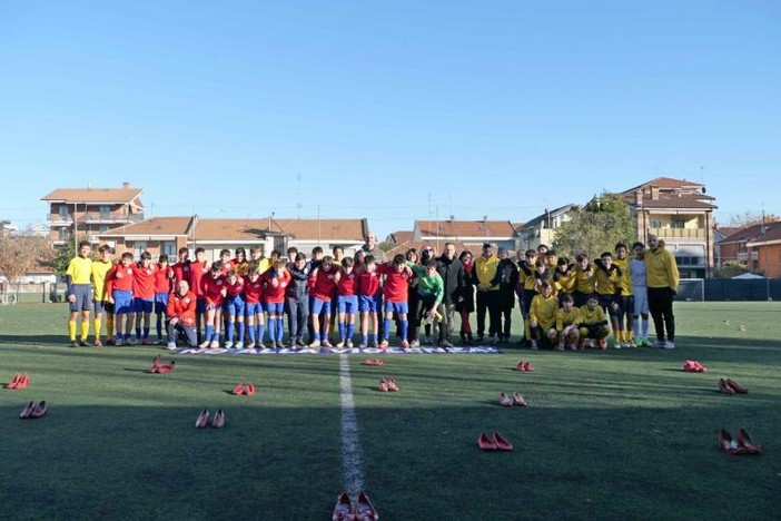 Violenza di genere, a Collegno per la prima volta in Italia una mostra di Amnesty su un campo da calcio
