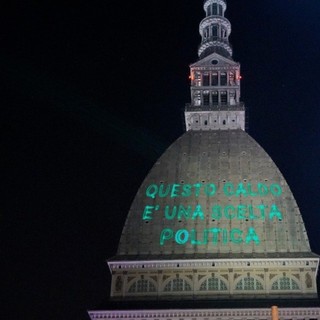 "Questo caldo è una scelta politica", lo slogan degli ambientalisti illumina la Mole "Questo caldo è una scelta politica", lo slogan degli ambientalisti illumina la Mole