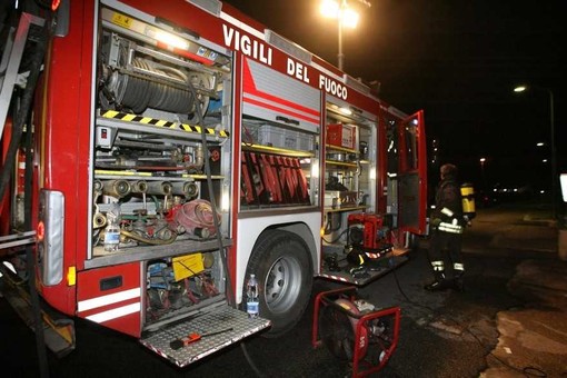 Incendio nell'azienda che produce tappi di plastica: intervento dei vigili del fuoco e dell'Arpa