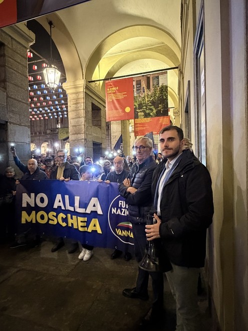 Flash mob di Futuro Nazionale in piazza Palazzo di Città contro la moschea alle ex Fonderie Nebiolo Flash mob di Futuro Nazionale in piazza Palazzo di Città contro la moschea alle ex Fonderie Nebiolo