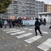 Scuola, pace e futuro: il corteo studentesco di Pinerolo Scuola, pace e futuro: il corteo studentesco di Pinerolo