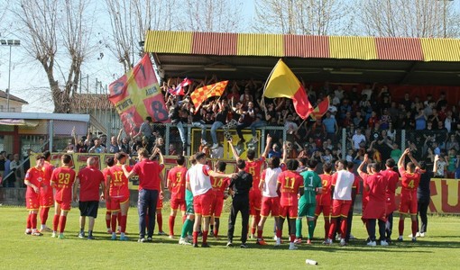 Un'immagine dell'aprile scorso: i giocatori del Bra festeggiano la promozione in Serie C davanti ai propri tifosi