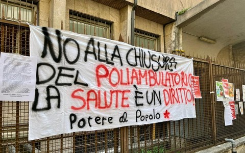 La protesta davanti al poliambulatorio